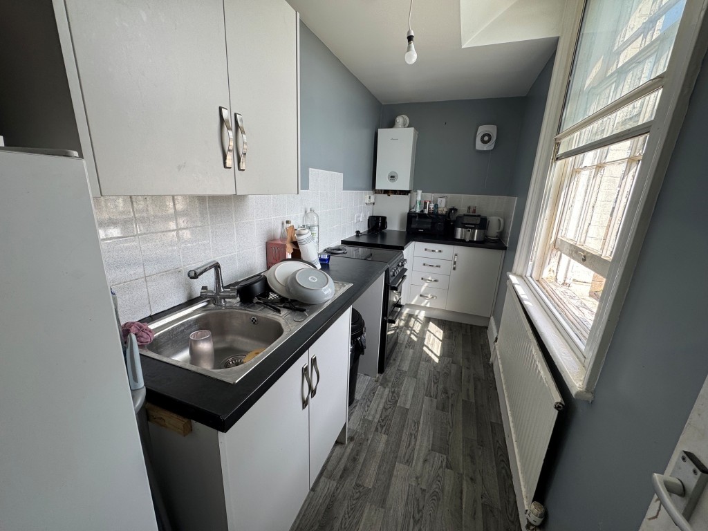 Lot: 132 - PERIOD FREEHOLD BLOCK OF SIX FLATS WITH OFF STREET PARKING - Hay House - Flat 4 - kitchen